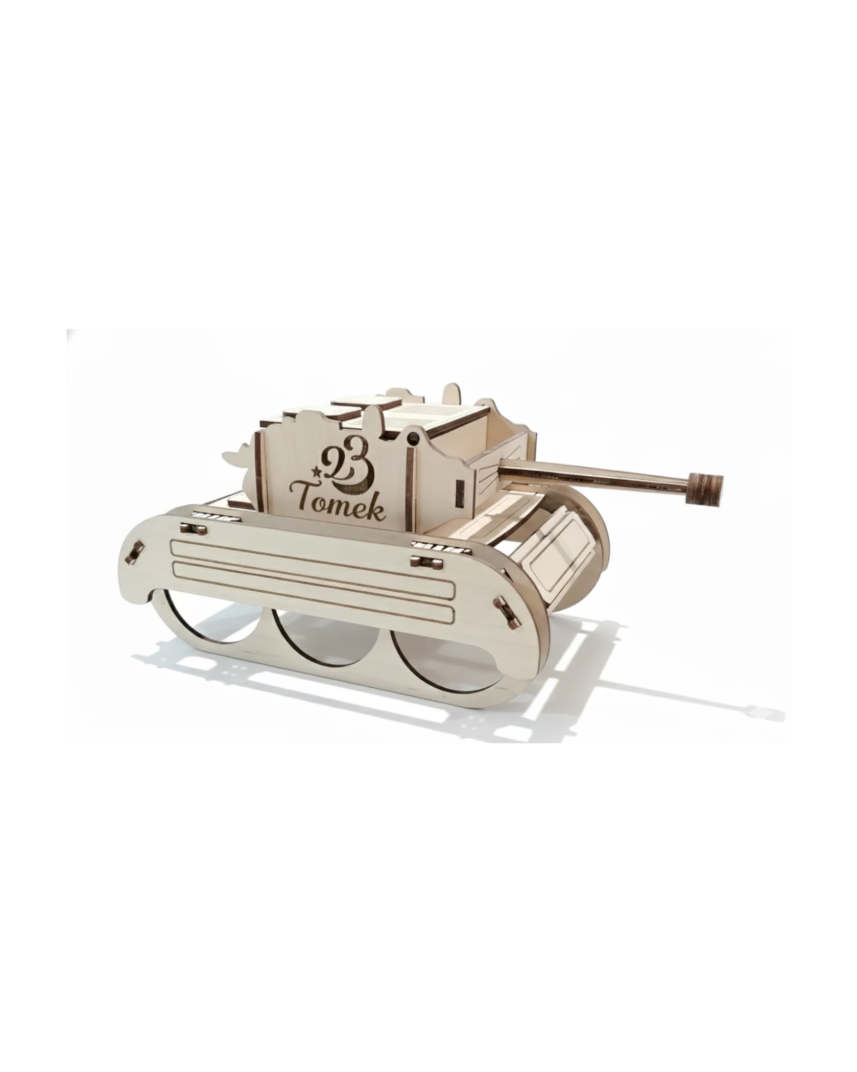 Drewniany Czołg na Puszki 500ml – Oryginalny Personalizowany Prezent Urodzinowy - grawerowanie laserowe ze sklejki | Lumoria Studio Rybnik