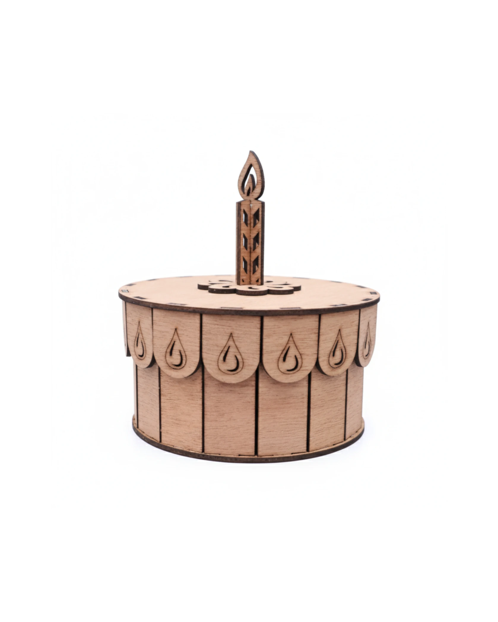 Drewniane pudełko w kształcie tortu ze świeczką. - grawerowanie laserowe ze sklejki | Lumoria Studio Rybnik
